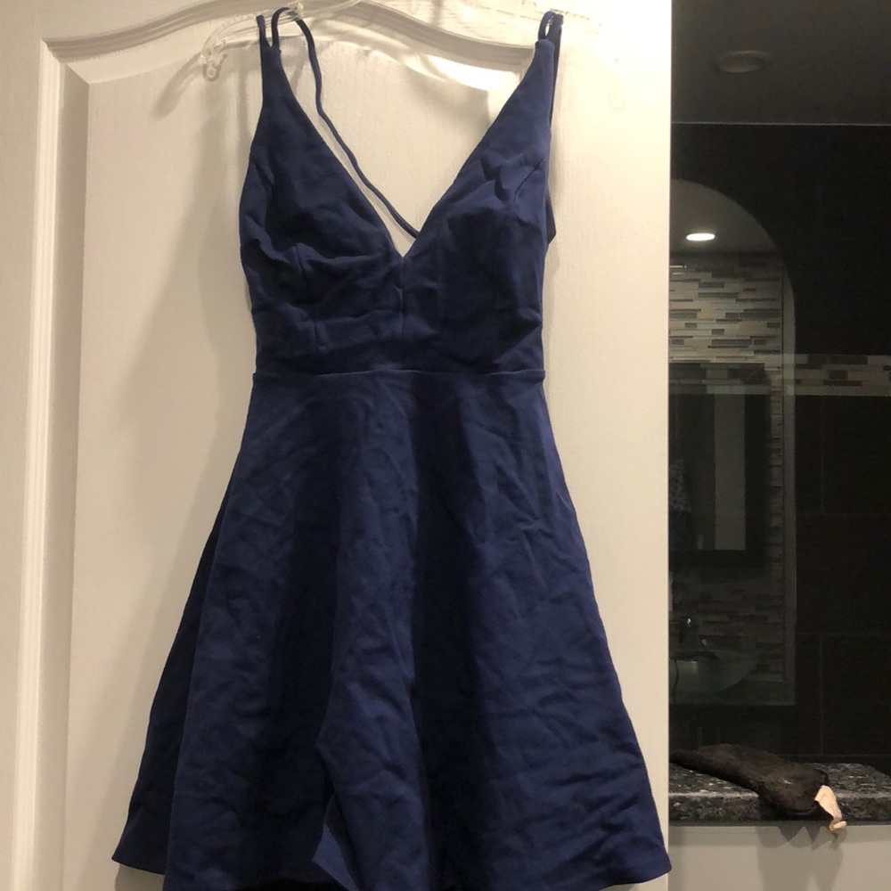Flowy dress with cut out on the back